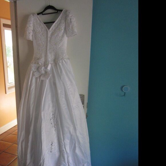 Michelangelo Wedding Dress Marked Size 10 but fits like size 6 - See measurement - Picture 1 of 15